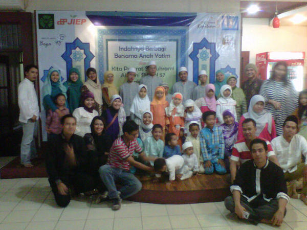 Kegiatan Santunan Yatim piatu dalam acara Buka Bersama Alumni SMKN 57 Pasar Minggu Jakarta Selatan Kegiatan Santunan Yatim piatu dalam acara Buka Bersama Alumni SMKN 57 Pasar Minggu Jakarta Selatan